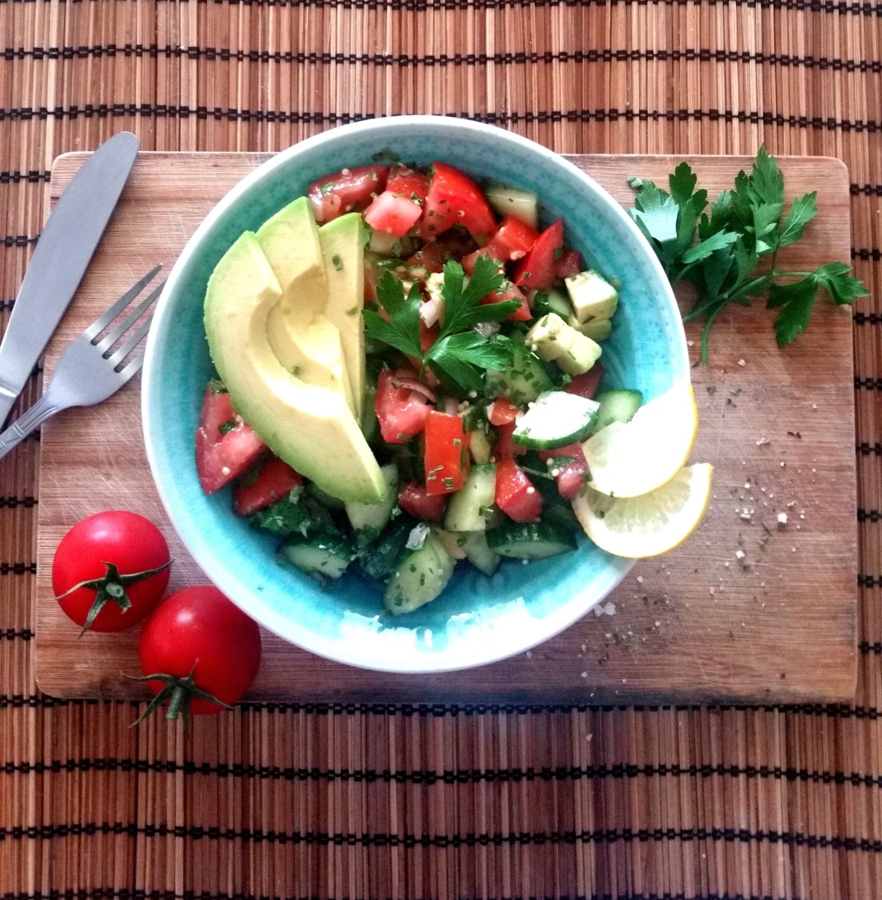 Avocado Salat mit Tomaten und Gurken
